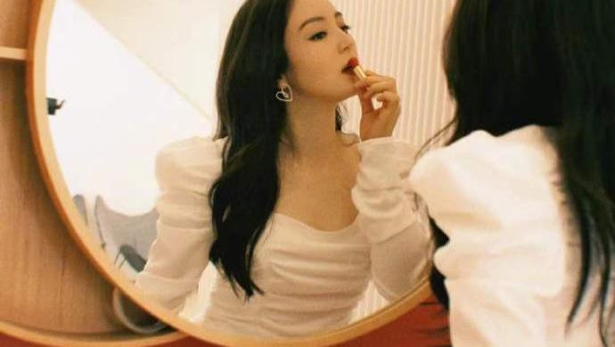 短发 董璇穿白色泡泡袖连衣裙，对镜涂口红气质绝佳，美到了骨子里