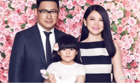 李湘|李湘和女儿出游被偷拍,真面目露相把之前照片全删了