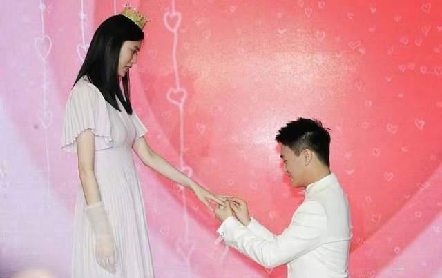 奚梦瑶|奚梦瑶与何猷君带娃出游,阔太气场全开,给一岁女儿囤名牌包