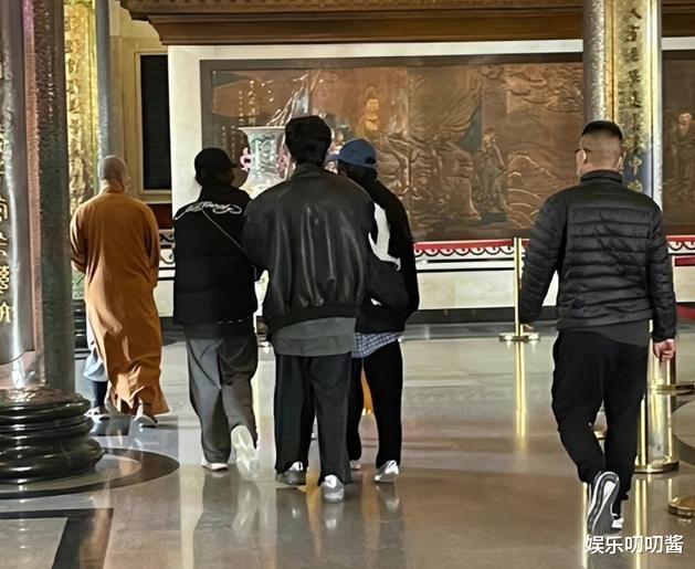 明星素颜|Angelbaby素颜近照曝光，菲佣保镖开道引热议，网友：没眼看