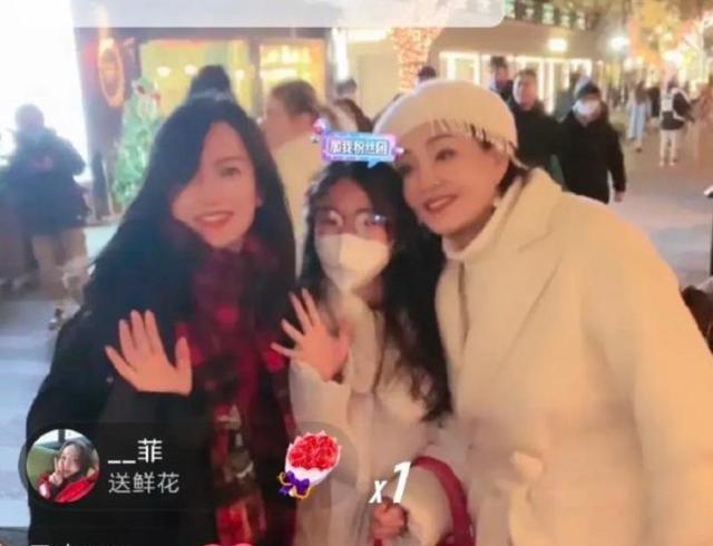 张兰|张兰现身上海机场，大批粉丝合影留念，张兰人气堪比流量明星