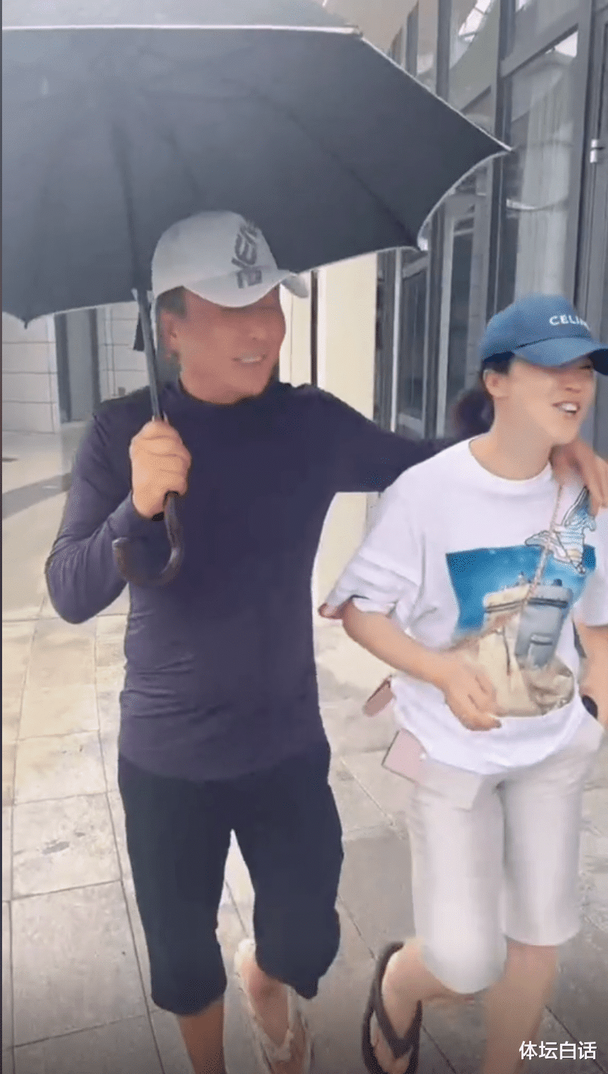 王楠|恩爱！44岁王楠雨中漫步，被富豪老公搂抱害羞，郭斌表白：20年了