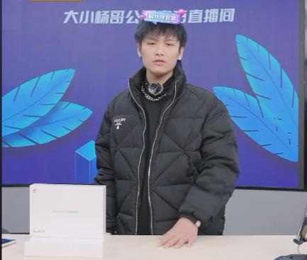 疯狂小杨哥回应爸爸的不雅照,不是本人发布已报警,不干涉老年人