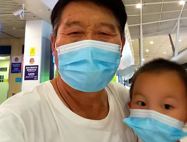 熊磊为儿子整理书包物品,脖子上纹身意外抢镜,遭网友嘲讽