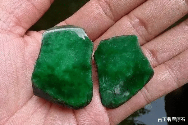 翡翠|帅哥花2800拿下的莫湾基翡翠原石，仅切了一刀，竟赢来全场欢呼？