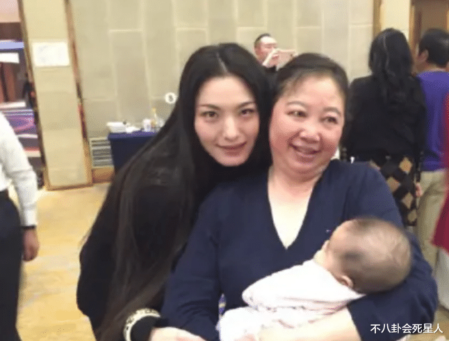 王刚|相差50岁以上的明星父子，张纪中3婚4子69岁当爹，王刚老当益壮