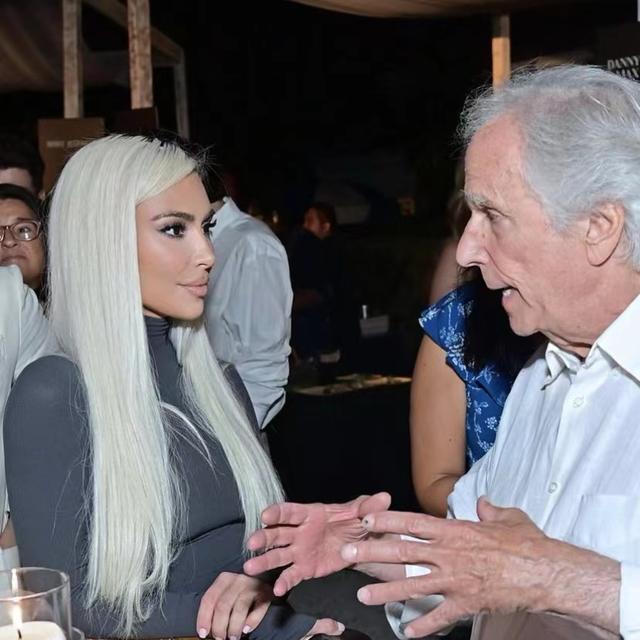 金·卡戴珊|卡戴珊和闺蜜逛街，亲自给豪车加油，41岁恢复单身，追求者不少