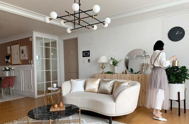 107精装房，一改土气面貌，变身成为时尚美家，一家3口幸福美满