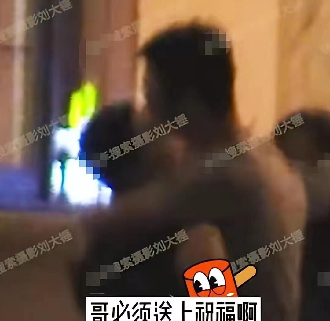 范冰冰|杭州街头,40岁的范冰冰穿着吊带裙大方露背,手臂粗壮的美腿美得令人窒息