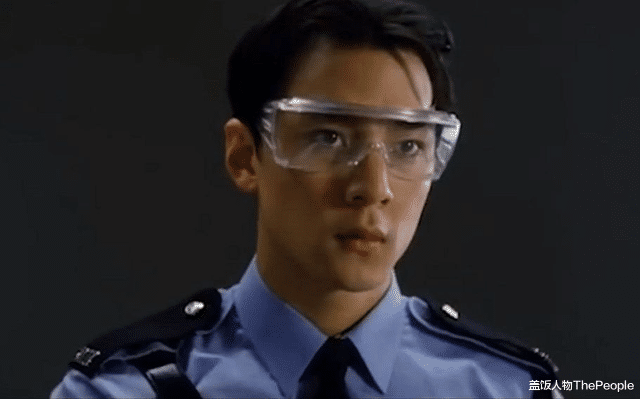 林青霞|美人沟下巴有多好看？林青霞下巴凹陷成经典，戚薇变尖却失辨识度