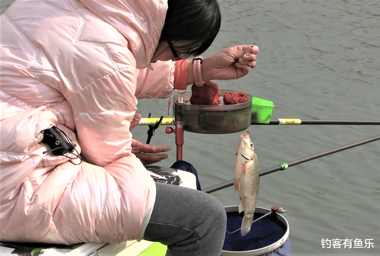 |春季鱼上浮是钓底还是钓浮？春天刮什么风最好钓鱼？