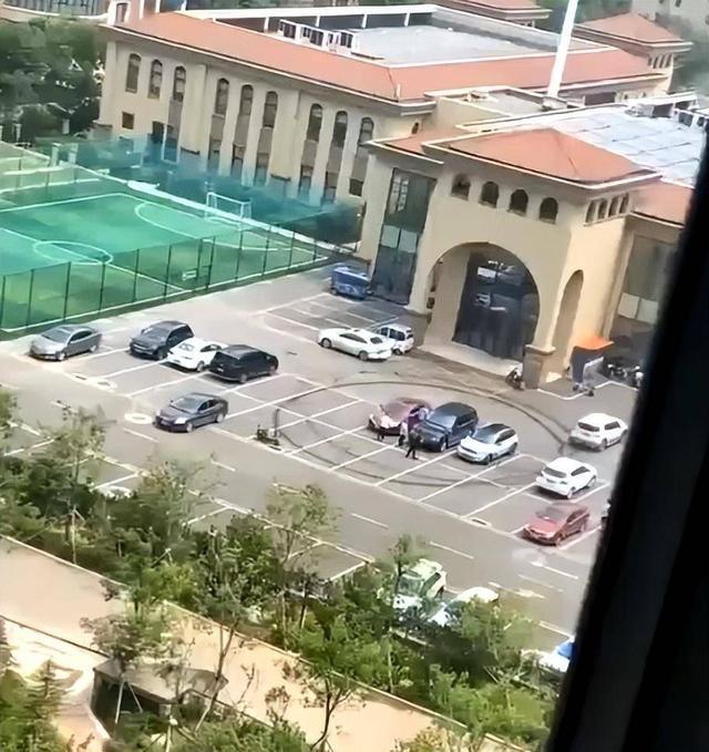 唐山男子驾车反复碾压女友,被碾压女子已身亡,现场血迹触目惊心