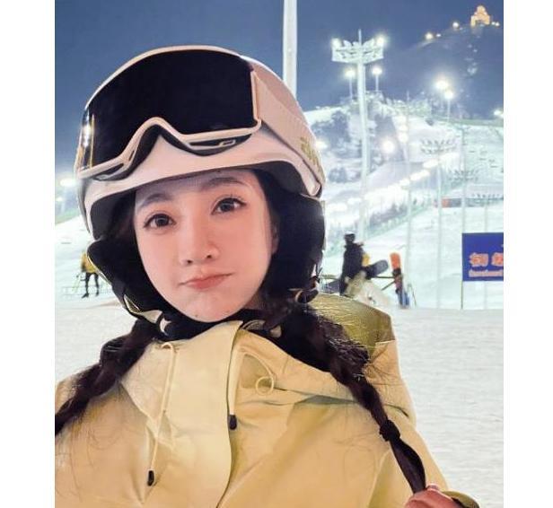 春晚|冯提莫再登春晚舞台，第一次回家乡参加春晚，让很多粉丝都很高兴