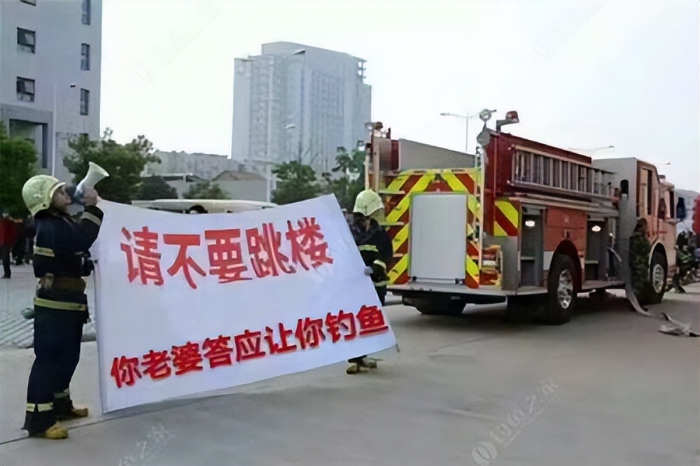 蚊子|这位钓友拔新坟花圈当遮阳伞，惊愕之余深思：钓鱼人的底线在哪？