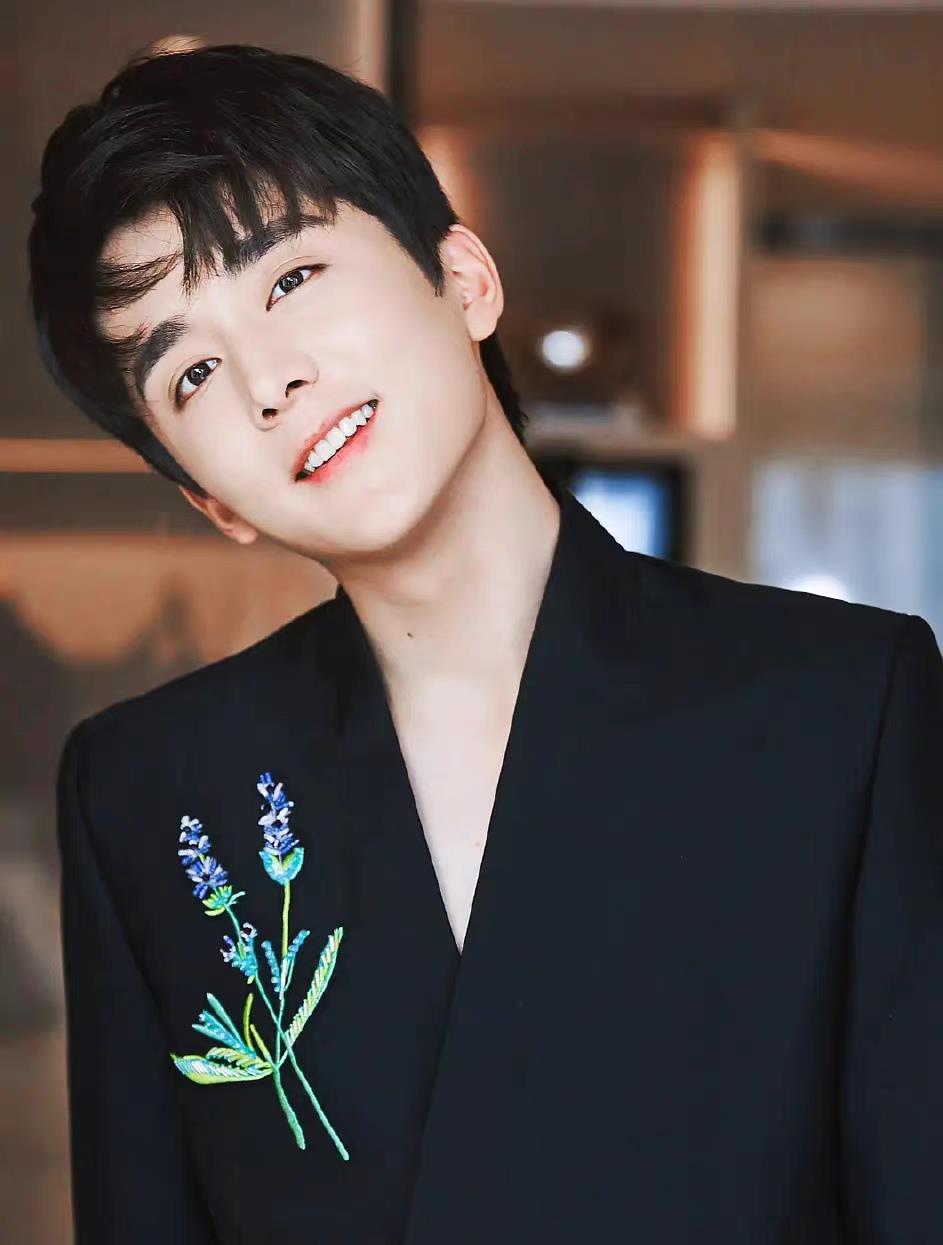 胡歌|胡歌《县委大院》杀青！将定档10月，实力派演员阵容被直呼稳了！