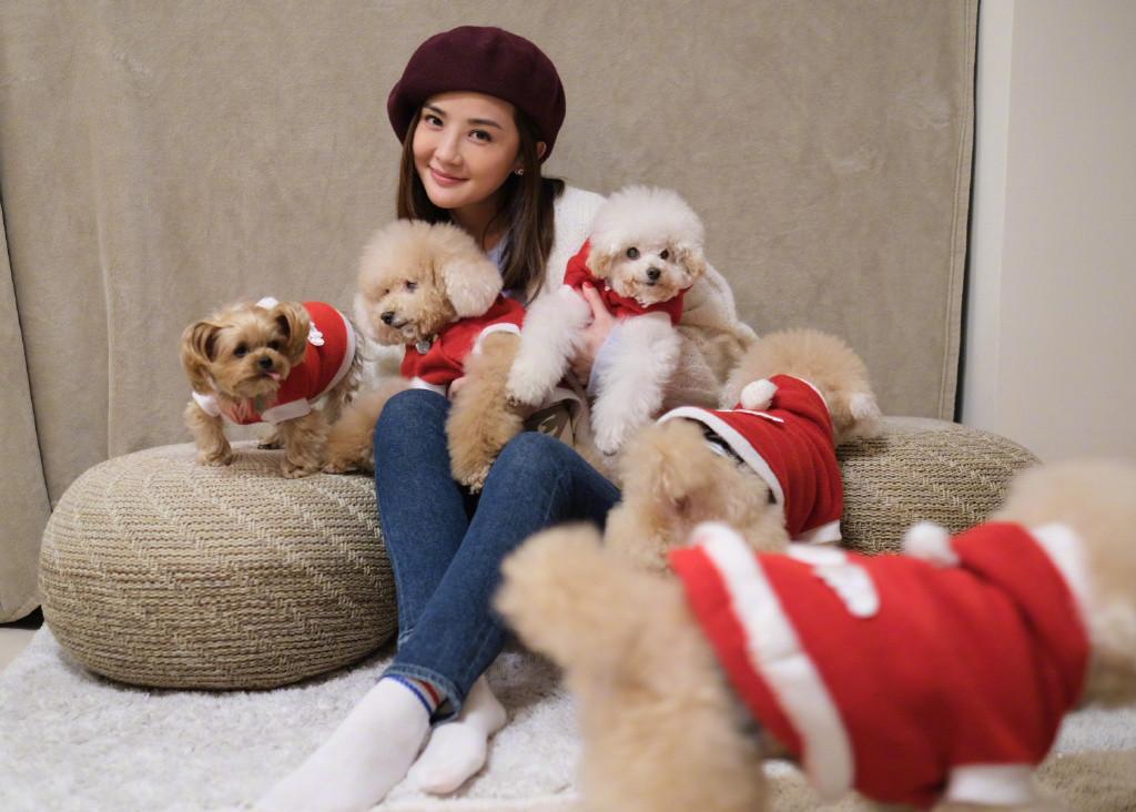 阿Sa|阿Sa在家真放得开，光脚穿丝袜证身材好床上摆拍，女团身材不愁没人要