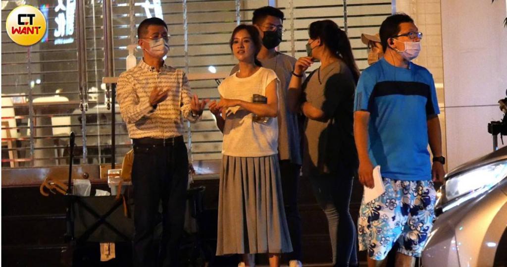 陈意涵|陈意涵「路边喝酒放风」一转身阻止女儿雨中嘶吼