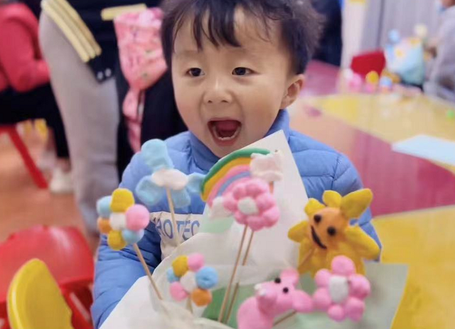 许敏|奇奇悦悦为许敏送上“女神节”祝福,亲手制作礼物,许妈非常开心