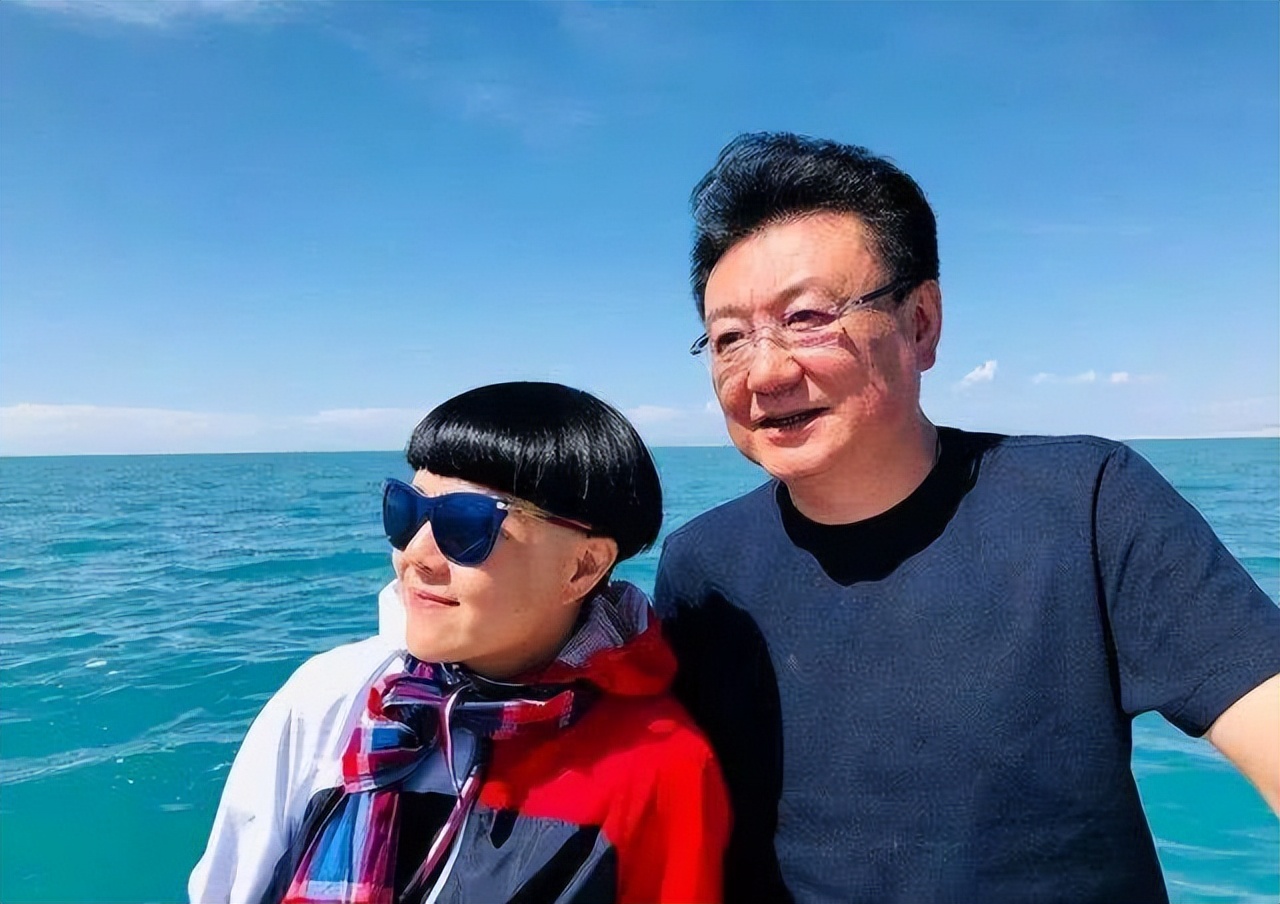 黄渤|黄渤参加姐姐新店开业,与美女富婆贴身合影,金龟子蹲地上被围观