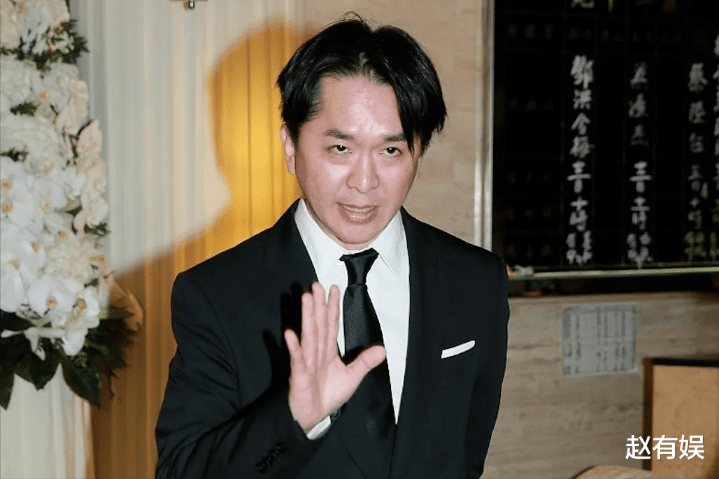 邓兆尊|“现代版韦小宝”邓兆尊：继承母亲上亿财产，养3位女友不婚不育