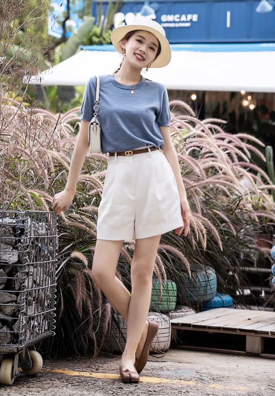 女人过了40岁,夏天要避开这4件“假优雅”上衣,显老显胖没气质