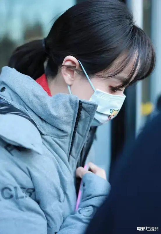 春晚|春晚四次联排：赵丽颖一笑迷人，张小斐美目顾盼，朱一龙走路生风