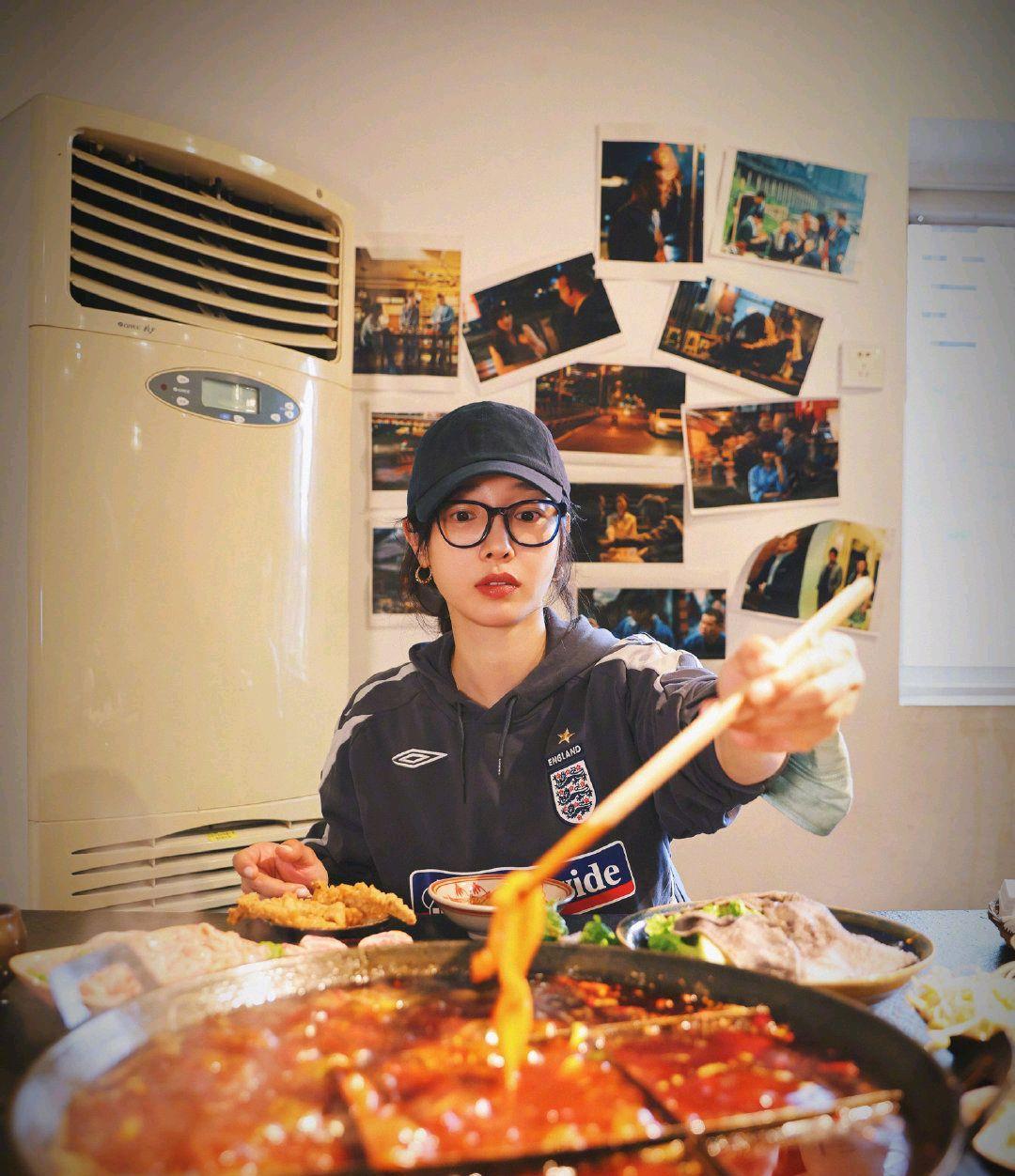 张天爱|白百何晒自拍，身后照片墙有惊喜！下一个发照片的该是肖战