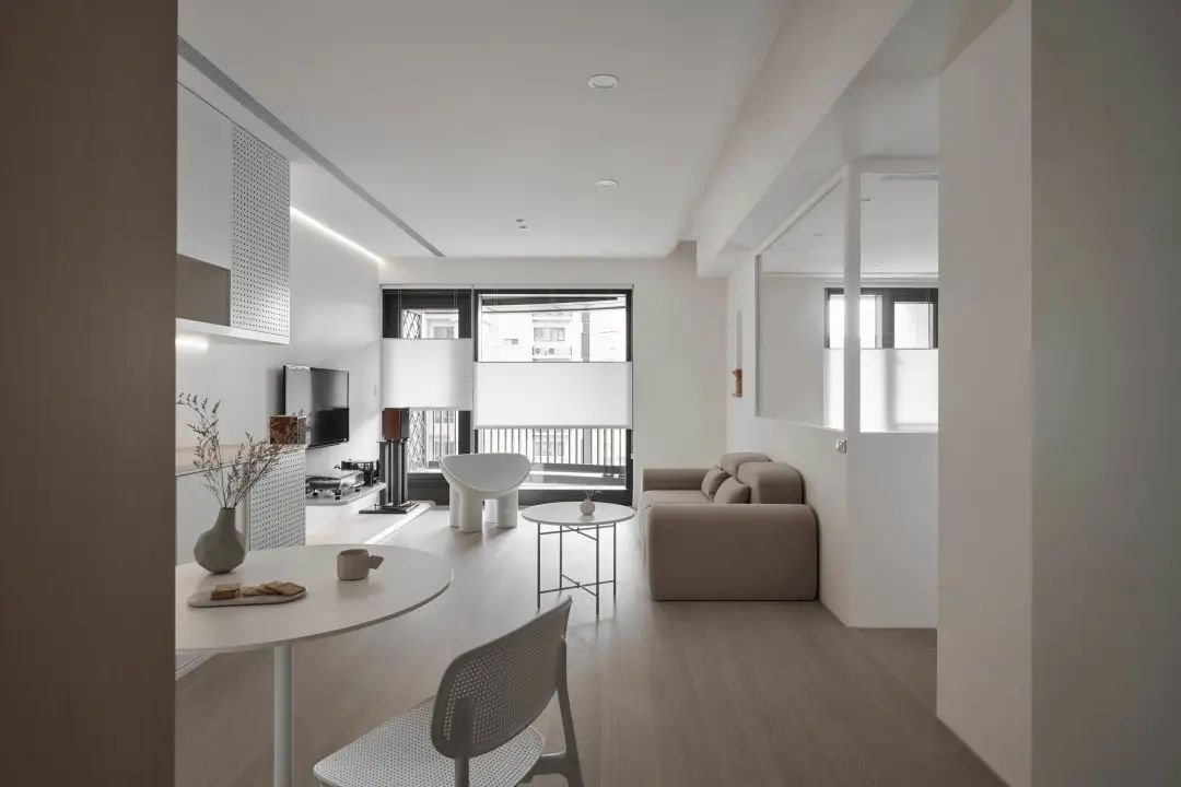 112㎡三房两厅,原木色和暖白色为主,打造出一个知性优雅的空间。