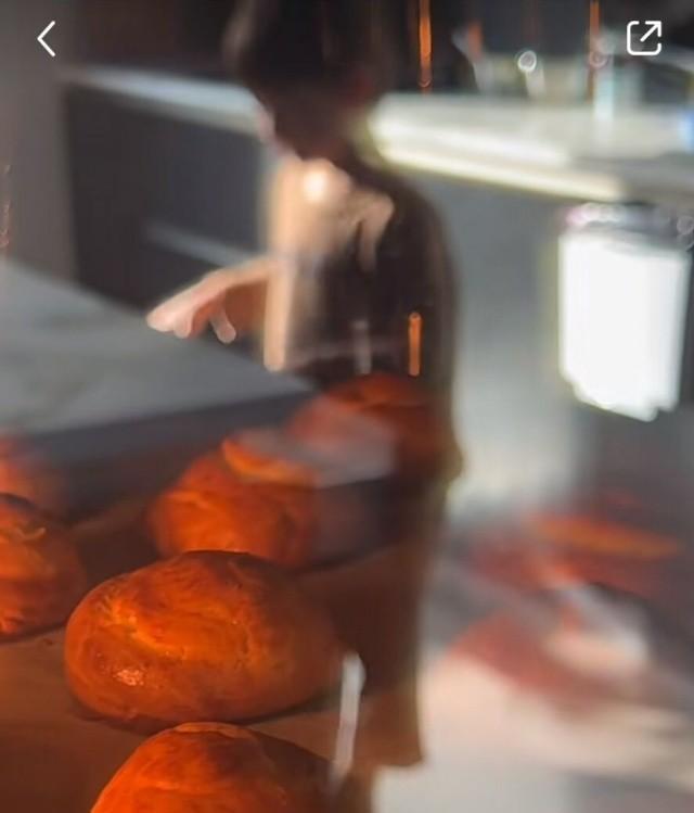 黄忆慈|16岁黄多多穿着再引争议！穿挂脖背心做泡芙显成熟，弟弟帮打下手