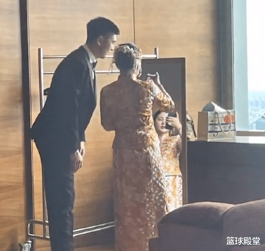 杜锋|王薪凯婚礼现场！杜锋现身，阿联讲话，众球员坐一桌，胡明轩太帅