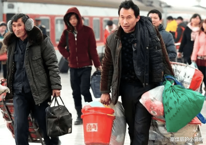 河北农民工提前回家过年,抽中华喝茅台,3天输掉7万块,遭人嘲笑
