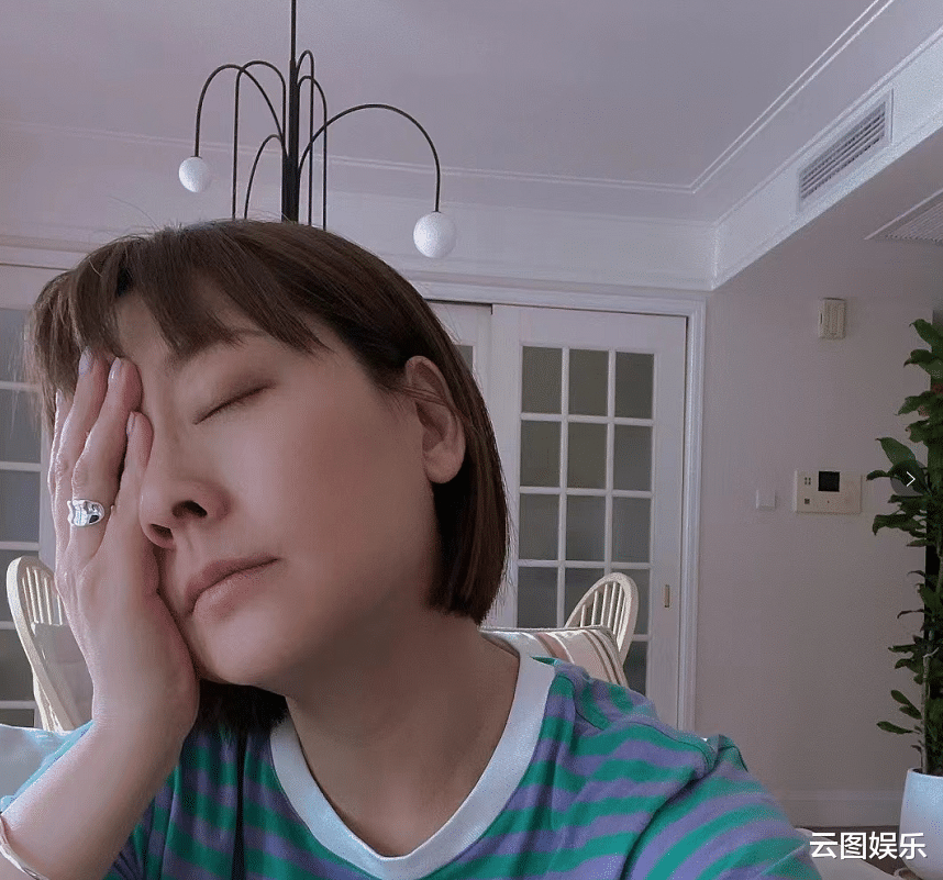 张卫健|张卫健妻子出门做核酸,坐路边等待不嫌脏,定居北京住5千尺豪宅