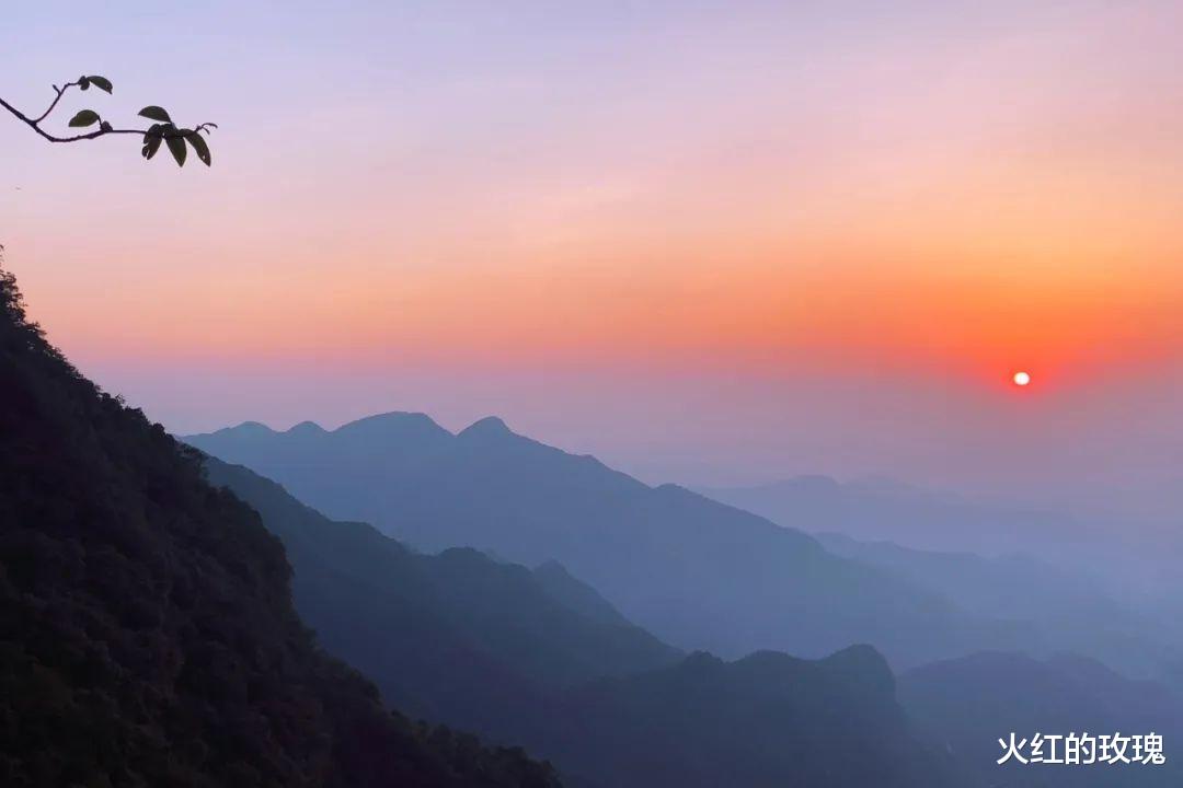 恒河|神奇！重庆深山发现一个巨洞，天上掉落一块巨石，神似佛像