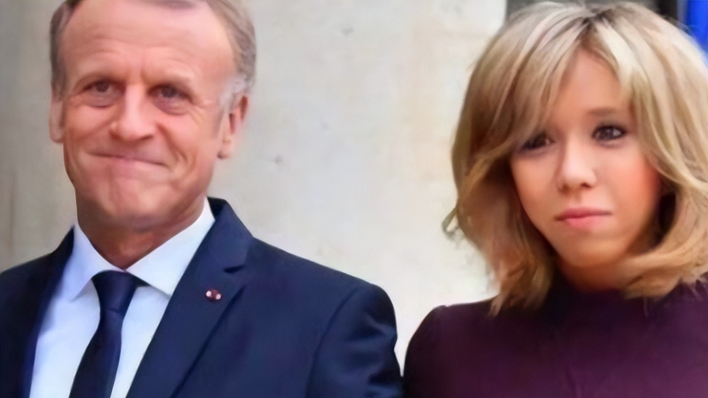 马克龙|马克龙有多深情？把69岁布丽吉特照片复原成少女，把自己P成老头