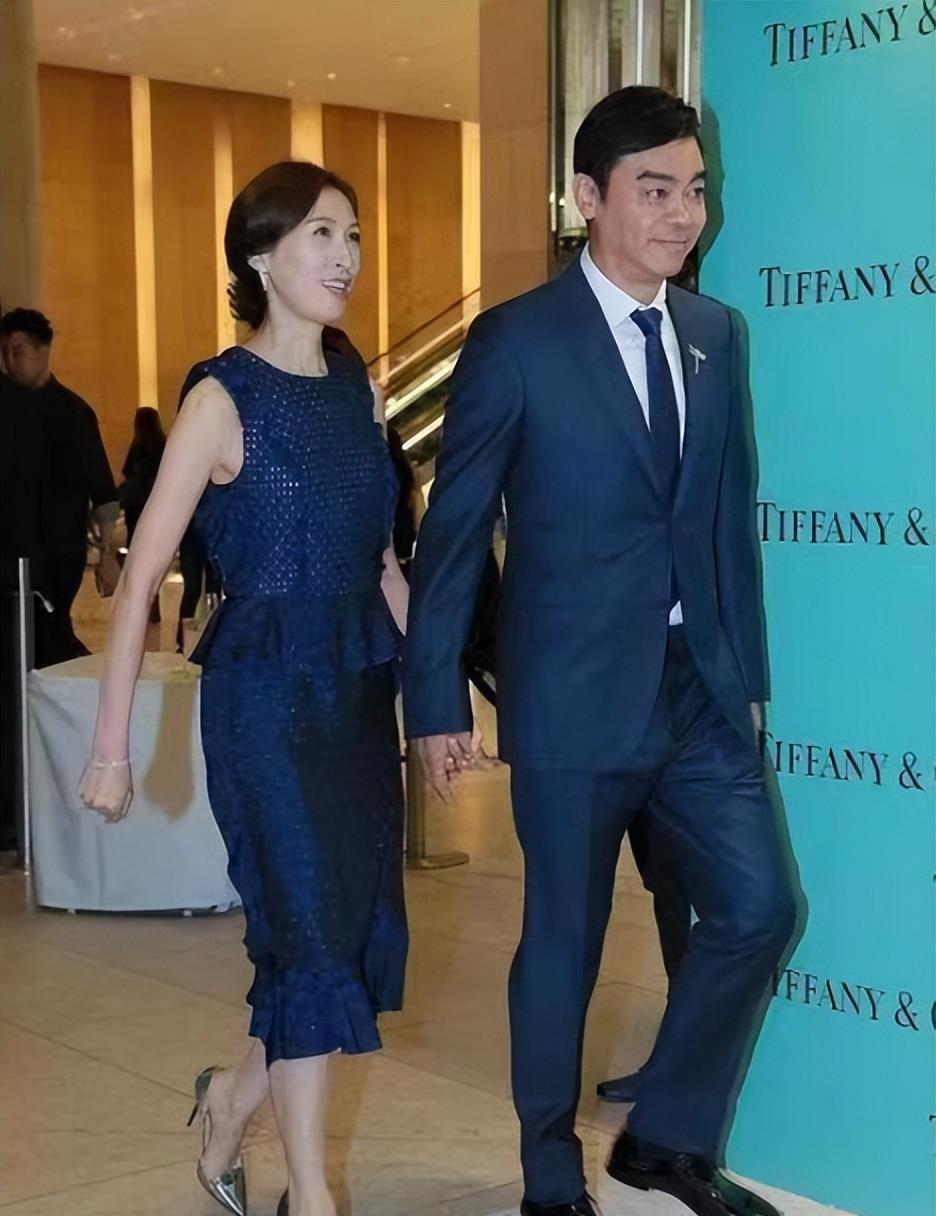 杨紫|刘青云携老婆亮相，郭蔼明穿露脐装、镂空裙，至少年轻20岁