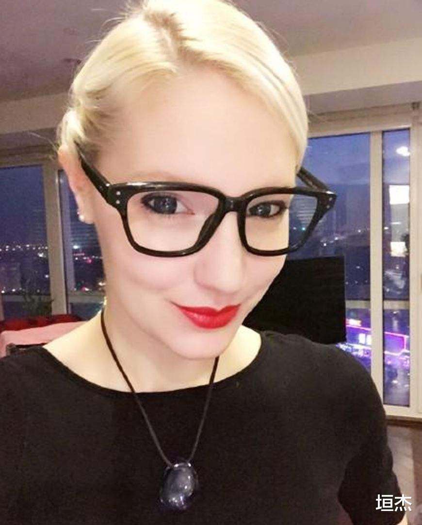 街拍|美不过章子怡，说不过涂经纬，二婚李白凭什么让撒贝宁神魂颠倒？