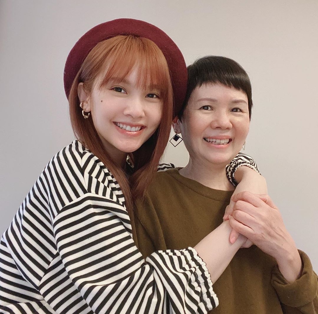 豆瓣|杨丞琳为65岁母亲庆生,自称遗传了妈妈的娃娃脸,母女相拥很温馨