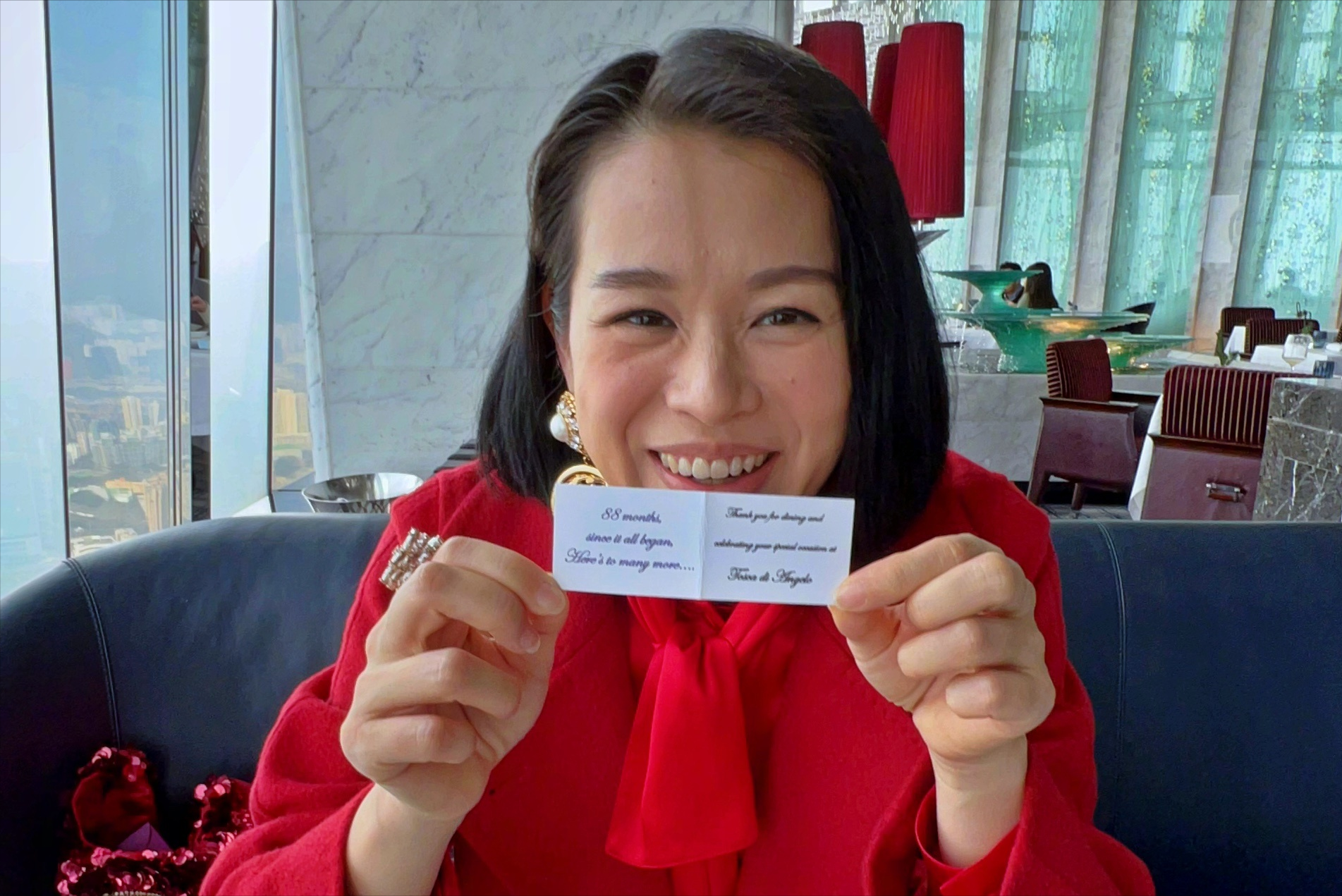 胡杏儿|胡杏儿与老公高级餐厅约会！脸色蜡黄白发抢眼，被指比老公还苍老