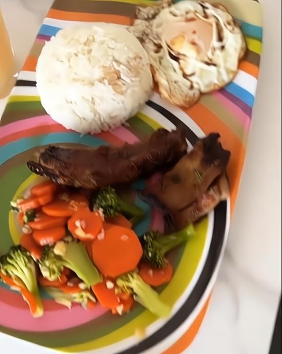 张柏芝|张柏芝给lucas做午饭:3块大牛排加蔬菜,分量大而且相当丰富