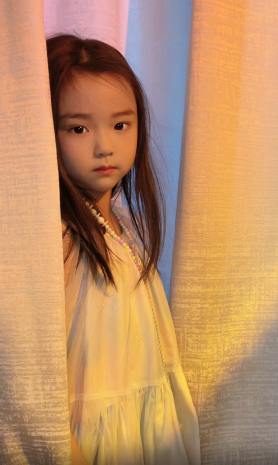 陈冠希|董璇5岁女儿花式自拍,嘟嘴撩发各种动作信手拈来,星范超足