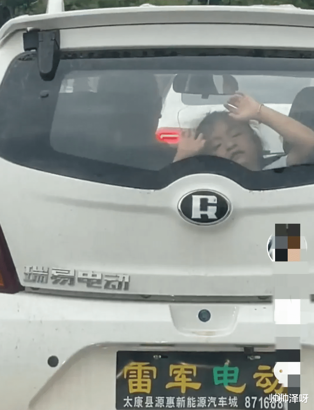 河南周口,男子发现前面轿车女孩不停地拍打后车窗,怕是被拐儿童尾随几公里