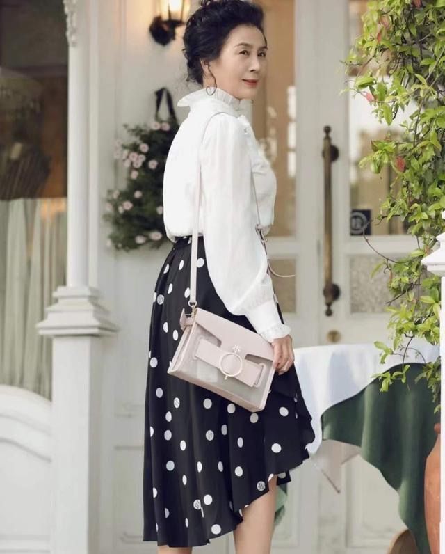 这才是60岁女人该有的秋装穿搭:优雅大气不扮嫩,美得自然不做作