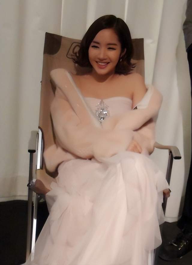 整容|男神收割机，大方承认整容，出道16年容貌体态好，36岁女神范十足