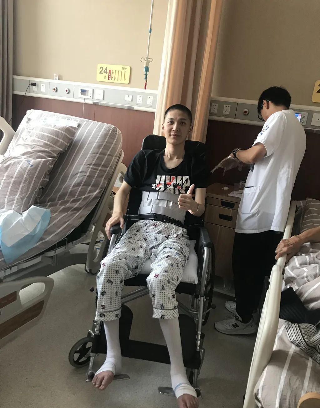 椒江90后的年轻人,在后座睡着了,醒来的时候,已经躺在了医院里