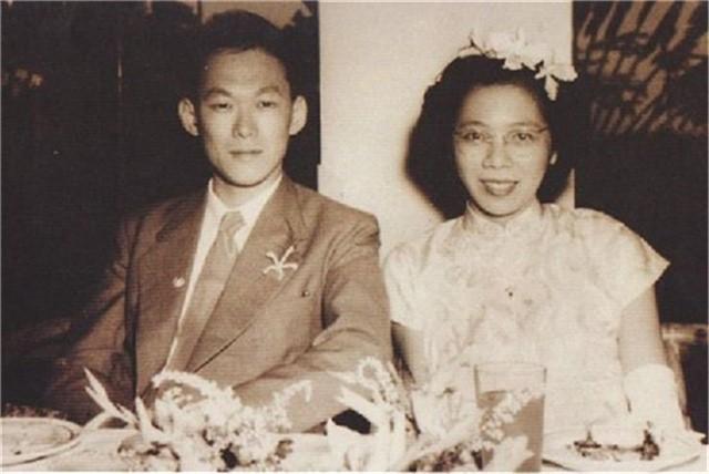 从同学到夫妻,他们偷偷结婚相伴63年,葬礼上李光耀两次吻别爱妻