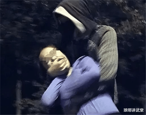 案件:夜跑女子被流浪汉尾随侵害,事后尸体被抛入灌木丛中