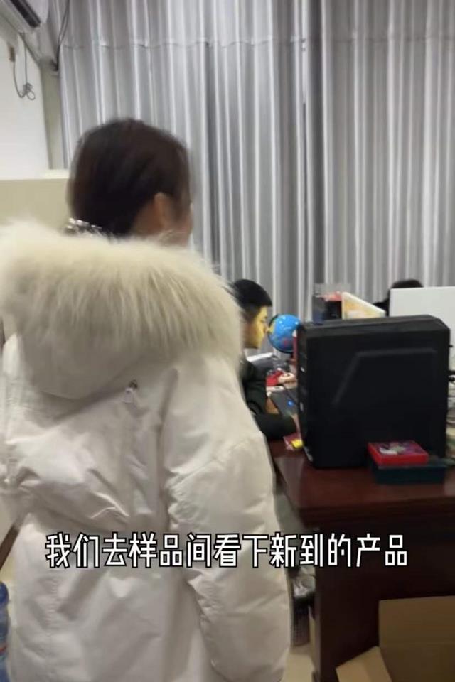 陈亚男晒近况!上班地点装修华丽,带员工巡视样品间老板范儿十足