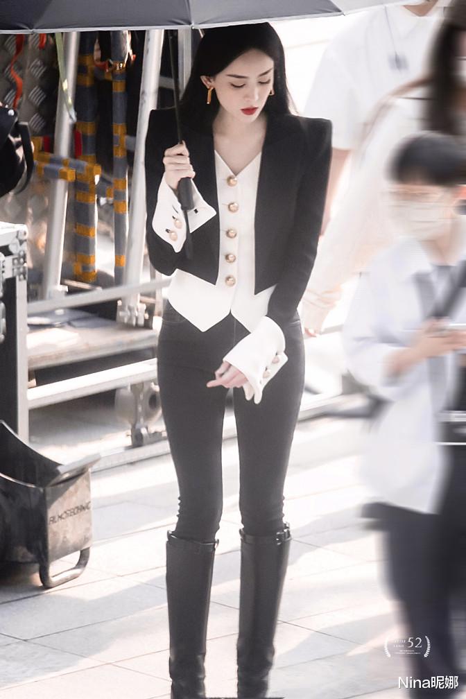 古力娜扎|古力娜扎这次下真功夫了！新剧穿黑西装独自撑伞变女王，形象变化大