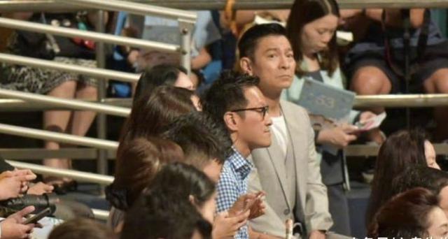 刘德华|61岁刘德华看女儿学校演出,穿搭时髦状态年轻,和朱丽倩恩爱同行