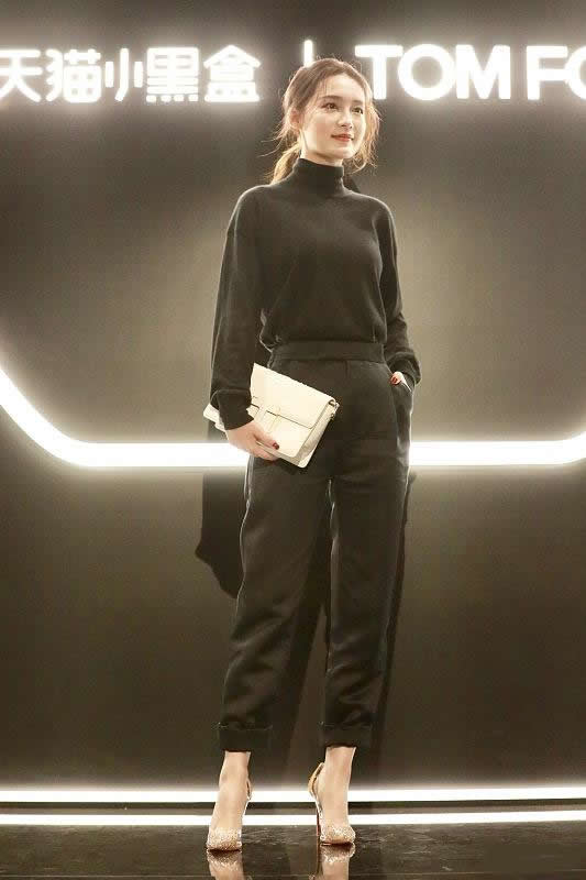 李沁|李沁真心美，穿白色大衣配黑色紧身裤走机场，清爽时尚非常好看